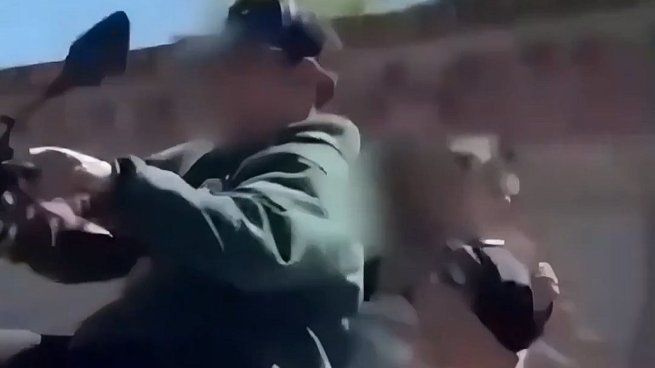 En el video, ninguno de los tres lleva protección.