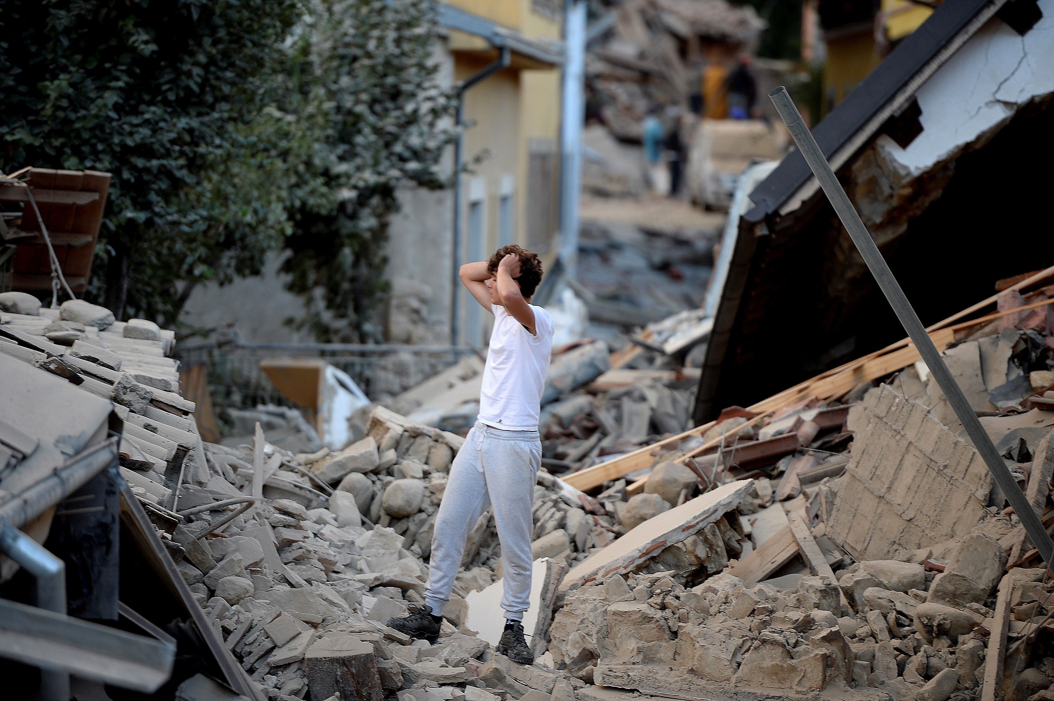 Ascienden a 159 los muertos por el fuerte terremoto que sacudió Italia  (foto 4)
