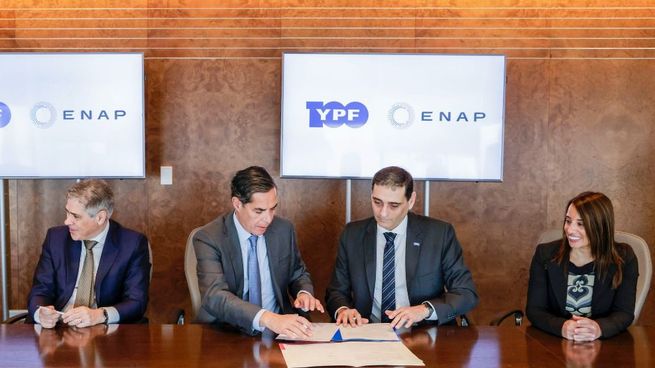 Autoridades de YPF y la Empresa Nacional del Petróleo (ENAP), durante la firma del Memorándum de Entendimiento (MOU).