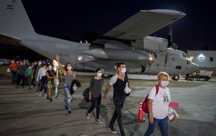Coronavirus: aterrizaron los dos Hércules que repatriaron a 140 argentinos desde Perú