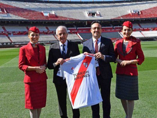 El presidente de River, Rodolfo DOnofrio, durante la presentaci&oacute;n de Turkish Airlines como sponsor en la camiseta titular de la entidad.&nbsp;