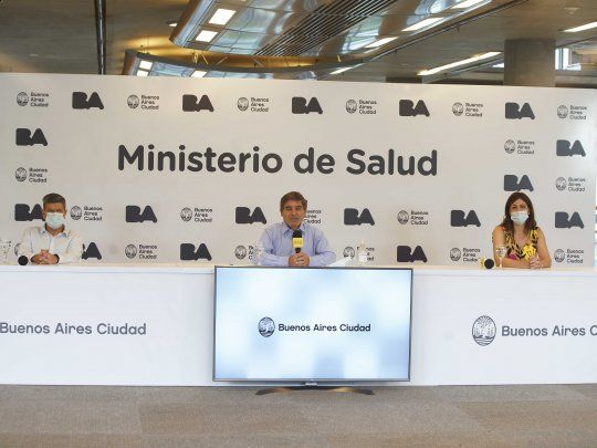 Reclamo. Ministro Fernán Quirós pidió dialogar para mejorar la campaña de vacunación contra el coronavirus, ayer al brindar su habitual informe sobre la situación sanitaria.