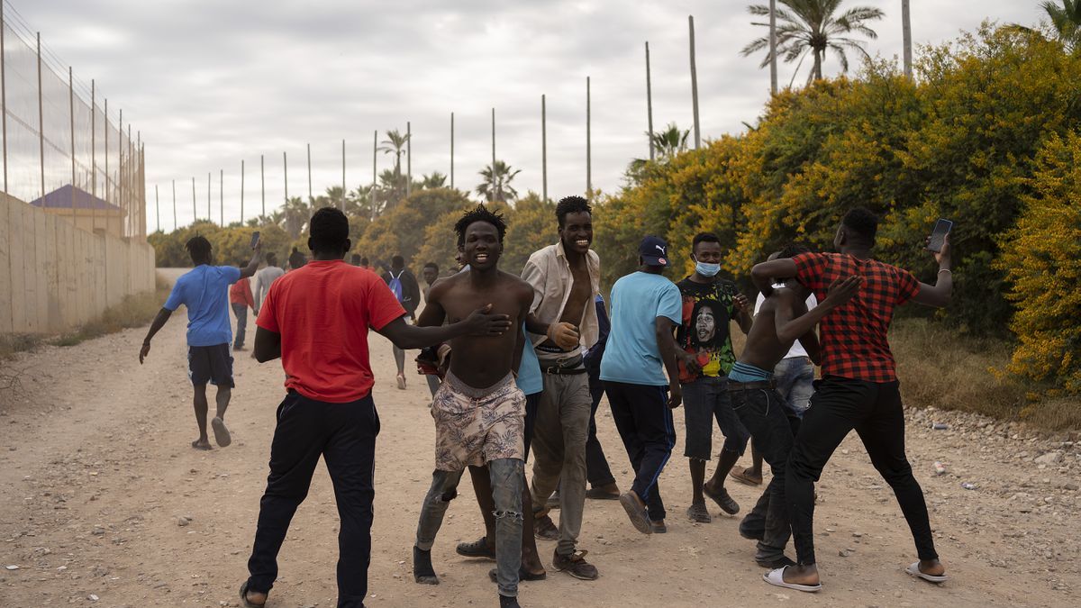 Some 2,000 migrants try to enter by force through Melilla