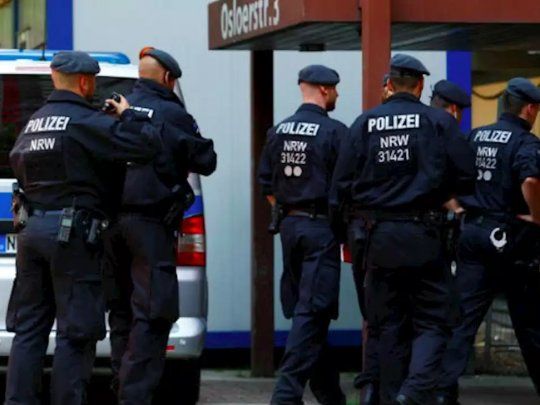 Casi 30 agentes fueron suspendidos por sus v&iacute;nculos con la extrema derecha alemana.