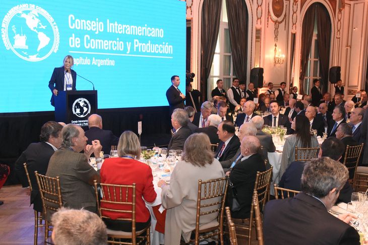 Del almuerzo participaron 395 personas, asistencia récord. 