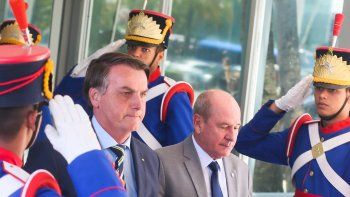 El ministro de Defensa estuvo en contacto no solo con Bolsonaro sino tambi&eacute;n con un empleado contagiado con coronavirus.