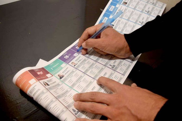 El elector debe marcar con lapicera en el casillero que se ubique en la categoría y lista de su preferencia.