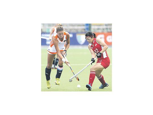 La goleadora holandesa Maartje Paumen disputa la bocha ante la japonesa Akane Shibata.