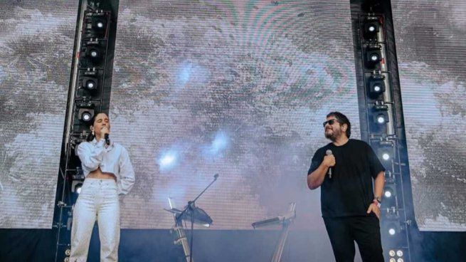 Javiera Mena y Santiago Motorizado en el escenario del Cosquín.