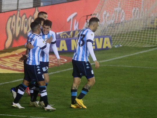 Racing le quitó el invicto a Newells en la Liga Profesional.