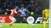El peruano Bryan Reyna, quien ingresó a los 9 del PT por una lesión del juvenil Jeremías Lucco, desborda al lateral derecho argentino Fabricio Bustos, del Inter de Porto Alegre. Belgrano no pudo arrancar con un triunfo de local en la Copa Sudamericana e hizo tablas.