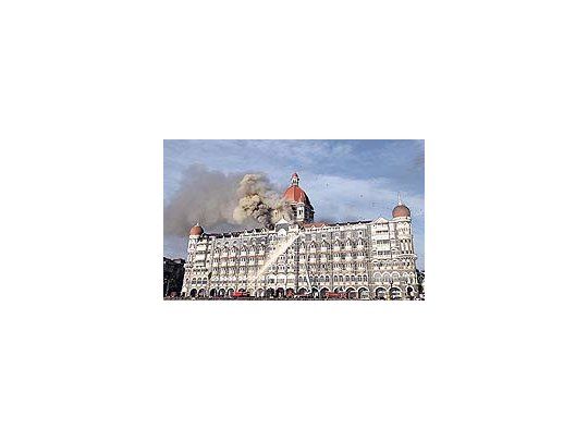 Los bomberos intentaban ayer apagar las llamas en el lujoso hotel Taj Mahal, el más emblemático de Bombay. Encontrar allí estadounidenses y británicos para asesinarlos era la obsesión de los terroristas.