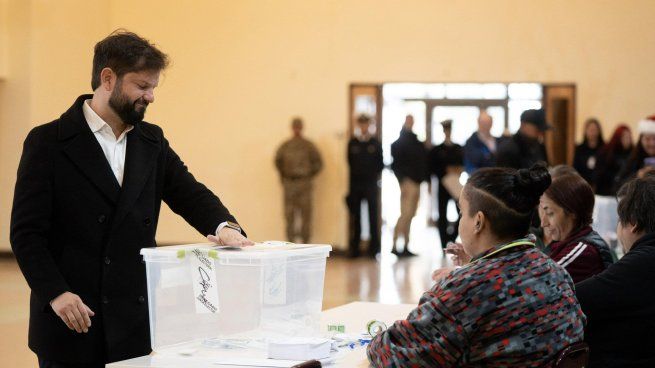 Gabriel Boric emitió su voto en el Liceo Industrial Armando Quezada Acharán, en Punta Arenas.