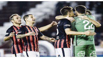 festejo. Todo San Lorenzo abraza a Nicolás Navarro, quien volvió a ser el héroe en los penales, para eliminar a Cipolletti y clasificar.