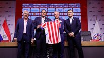 Alfaro fue presentado como DT de Paraguay: Tenemos mucho material.