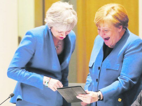 comprensión. La canciller alemana, Angela Merkel, se mostró cercana a la premier británica, Theresa May, en la cumbre extraordinaria de la UE. El francés Emmanuel Macron parecía a punto de perder los estribos.
