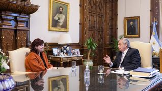 El presidente Fernández y su ministra de Trabajo, Raquel Olmos.