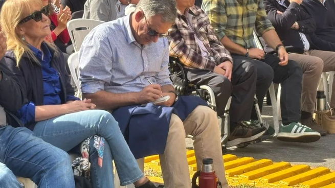 El presidente Yamandú Orsi anotó los reclamos del PIT-CNT en el acto por el Día de los Trabajadores.
