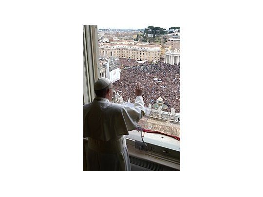 El papa Francisco, habló frente a la plaza de San Pedro ante miles de fieles.
