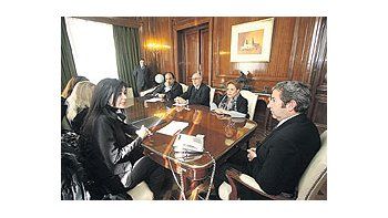 ámbito.com | Julio Cobos recibió ayer en el Senado a las ONG, preocupadas por la directiva de retornode la Unión Europea.