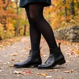 Los borcejos y las zapatillas blancas dejan de ser el comodín indiscutido del guardarropa. Los borcejos y las zapatillas blancas dejan de ser el comodín indiscutido del guardarropa.