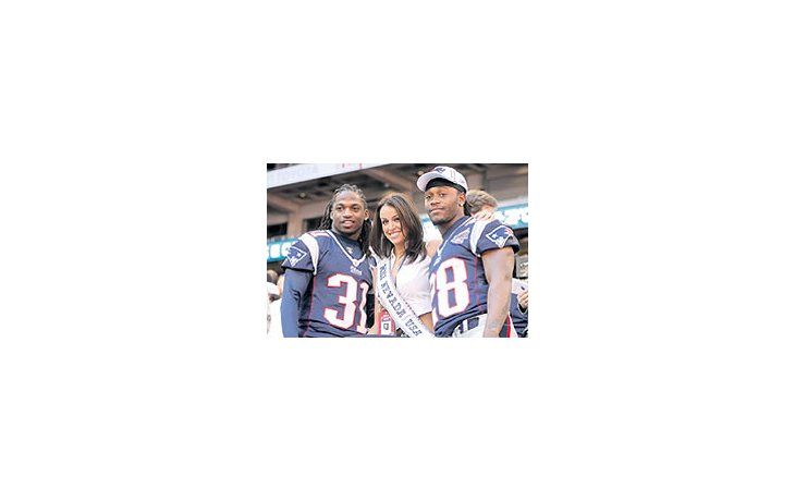 ámbito.com | Brandon Meriweather y Antwain Spann, de los New EnglandPatriots, posan junto a Miss Nevada, un par de días antes delSuperBowl, que disputarán con los NY Giants. El juego serávisto por 100 millones de personas sólo en EE.UU.