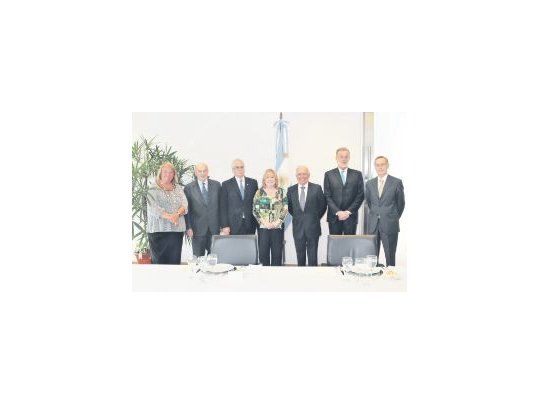 Susana Ruiz Cerruti, Carlos Ruckauf, Domingo Cavallo, Rafael Bielsa, Jorge Taiana y Adalberto Rodríguez Giavarini junto a Susana Malcorra.