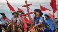 Miles de personas ya se acercan al santuario del Gauchito Gil en Mercedes, Corrientes.