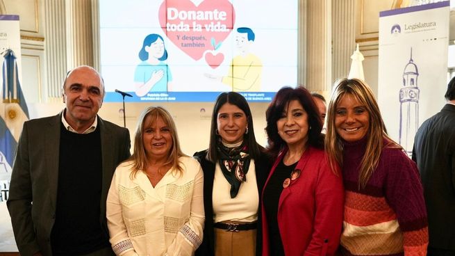 Alejandro y Silvia, los padres de Antonella Trivisonno, junto con Felicitas de Lasa, Silvia Irigaray y Patricia Glize.