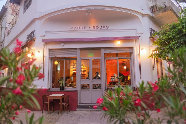 Su salón de Villa Crespo invita a disfrutar almuerzos relajados y festivos. Su salón de Villa Crespo invita a disfrutar almuerzos relajados y festivos.