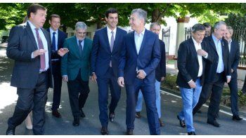 ámbito.com | Macri, junto a los gobernadores peronistas.