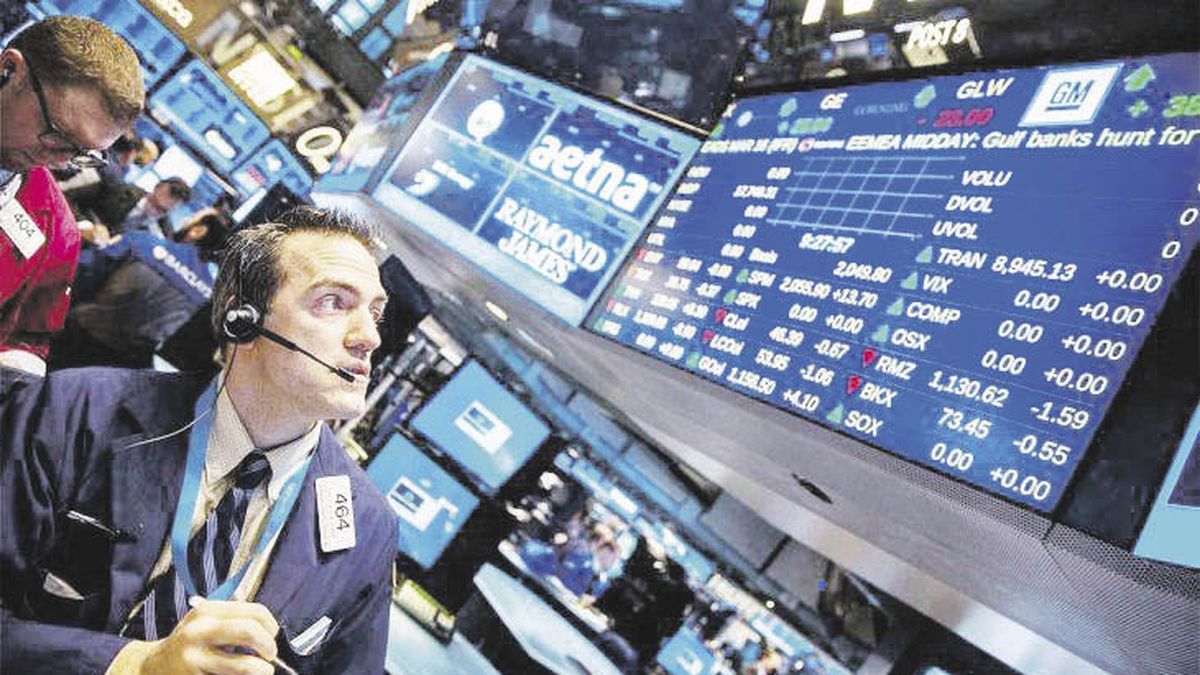 The central banks of the US and the EU, faced with the dichotomy of containing inflation or encouraging recovery