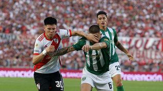 Franco Mastantuono y Aaron Quirós pelean por la pelota en el Monumental, donde River y Banfield hallaron los goles en el segundo tiempo, pero no pudieron salir del empate.