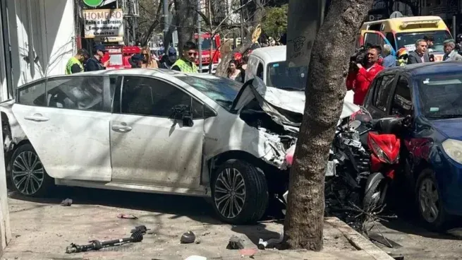 El auto se llevó puesto personas y vehículos en plena avenida del centro de la ciudad de Córdoba.