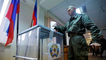 Un soldado vota en el referéndum de anexión de regiones de Ucrania a Rusia.