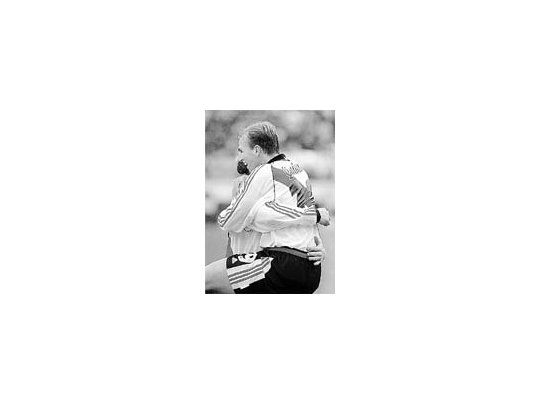 Esteban Cambiasso festeja uno de sus dos goles.