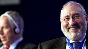 En los años noventa, Joseph Stiglitz se dedicó a la formulación de políticas, primero en el Consejo de Asesores Económicos (CAE) de Bill Clinton y como economista Jefe del Banco Mundial, enfrentó a los abogados, bancos de inversión y a las potencias económicas, para defender la causa del ciudadano de a pie.
