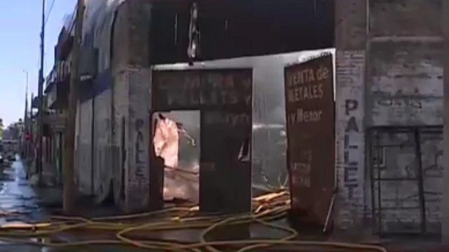 El fuego se desató cerca de las 2 de la mañana de este viernes.