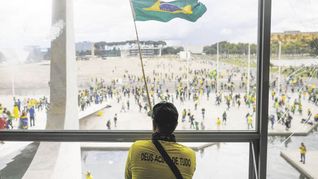 domingo de caos. Miles de simpatizantes de Jair Bolsonaro ocuparon la Explanada de los Tres Poderes en Brasilia y destrozaron las sedes del Congreso, la presidencia y el Supremo Tribunal Federal. El intento de precipitar una intervención militar fracasó, pero un estado de conmoción política se instaló definitivamente en el país vecino.