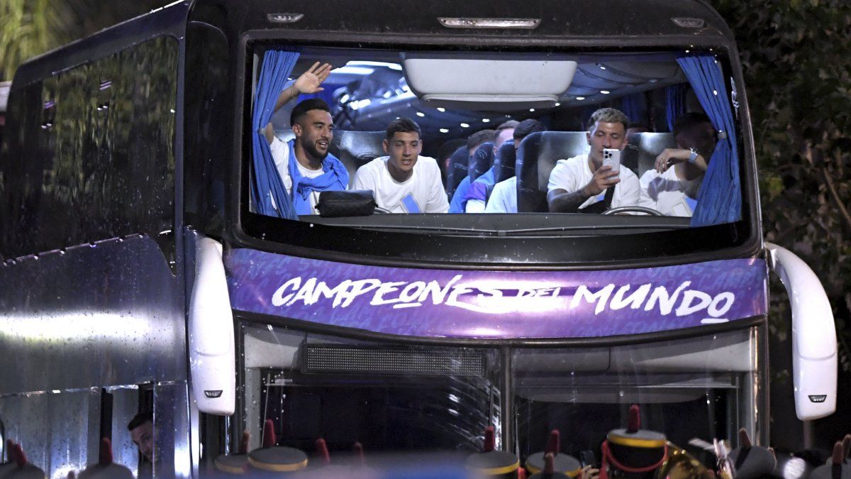 After the tribute in Asunción, the Argentine National Team arrived in Santiago among a crowd