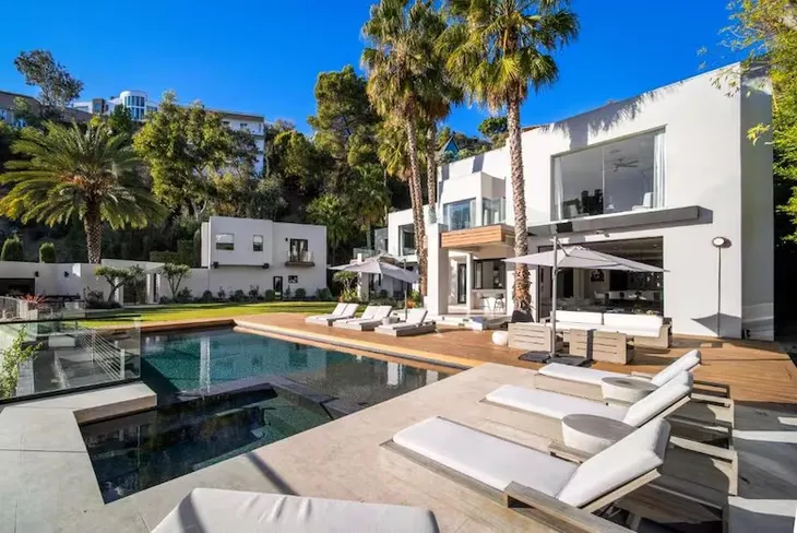 La mansión de Hollywood Hills cuenta con dos construcciones anexas para los húespedes La mansión de Hollywood Hills cuenta con dos construcciones anexas para los húespedes