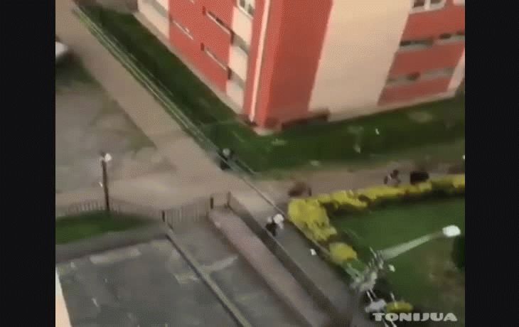 chile: el espectacular escape de un manifestante que elude a los carabineros