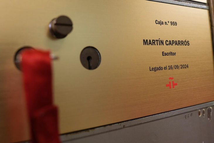 El escritor Martín Caparrós también dejó su legado en la Caja: una cápsula con manuscritos y documentos que reflejan su trayectoria literaria.