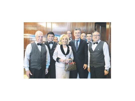 Mirtha Legrand y Mauricio Macri posaron junto a los mozos de Casa de Gobierno.  En el encuentro el Presidente lució un detalle distinto en su vestimenta: “Por fin se puso corbata”, bromeó la conductora.