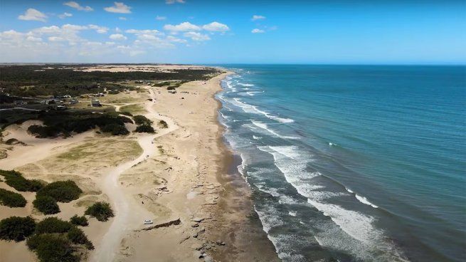 Un tramo de costa poco intervenido invita a descubrir una propuesta distinta dentro del territorio bonaerense.
