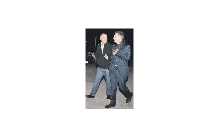 Mauricio Macri y el ministro de Hacienda de la Ciudad de Buenos Aires, Néstor Grindetti, en una salida de campaña por Lanús, donde el funcionario aspira a ser intendente.