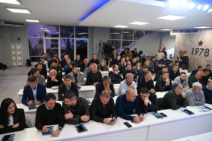 La mayoría de los dirigentes del Fútbol Argentino reunidos. La mayoría de los dirigentes del Fútbol Argentino reunidos.
