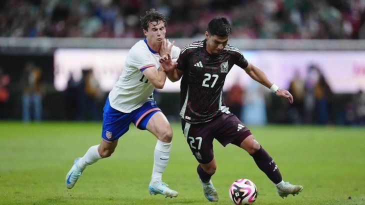 El defensor Jesús Angulo es causa de baja en el Tri por un problema en su rodilla derecha. Volverá a su club, Tigres, para ser evaluado y tratado.