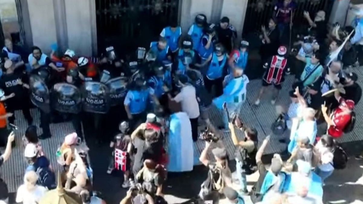 Nueva marcha de jubilados y discapacitados en el Congreso: hubo tensi�n con los efectivos policiales