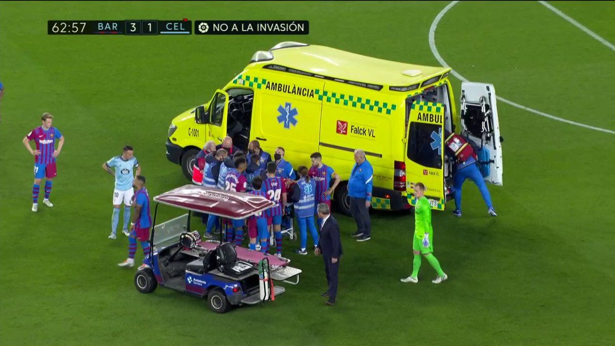 Scare in Barcelona: player was taken out in an ambulance after a hard blow